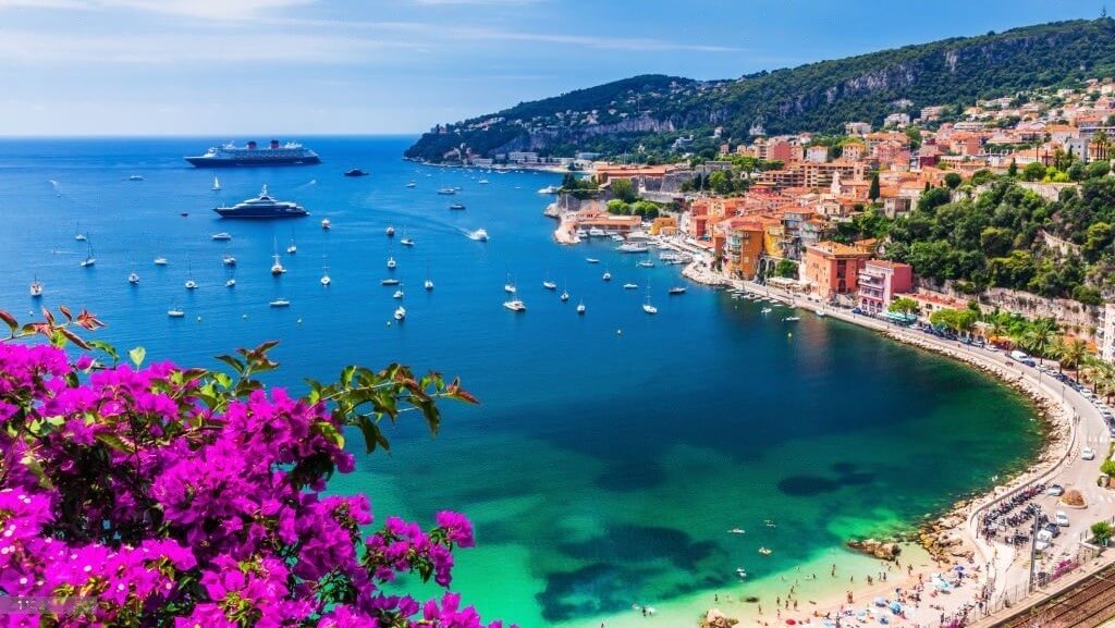 Un paysage côtier pittoresque le long de la Côte d'Azur, avec des eaux azur et des stations balnéaires élégantes.