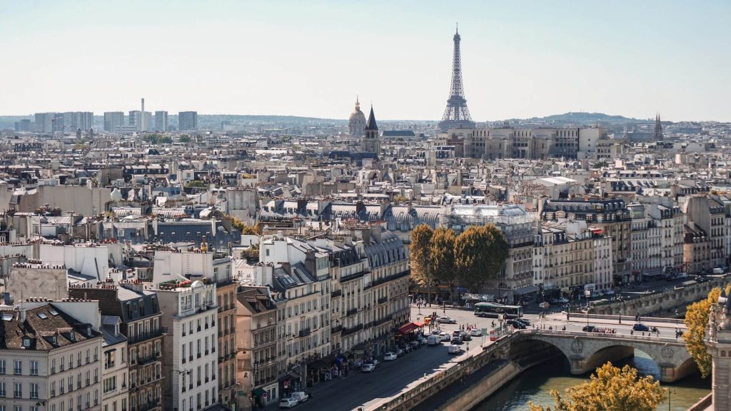 Une vue romantique des sites emblématiques de Paris, notamment la Tour Eiffel et la Seine, qui capture l'essence de la ville de l'amour.